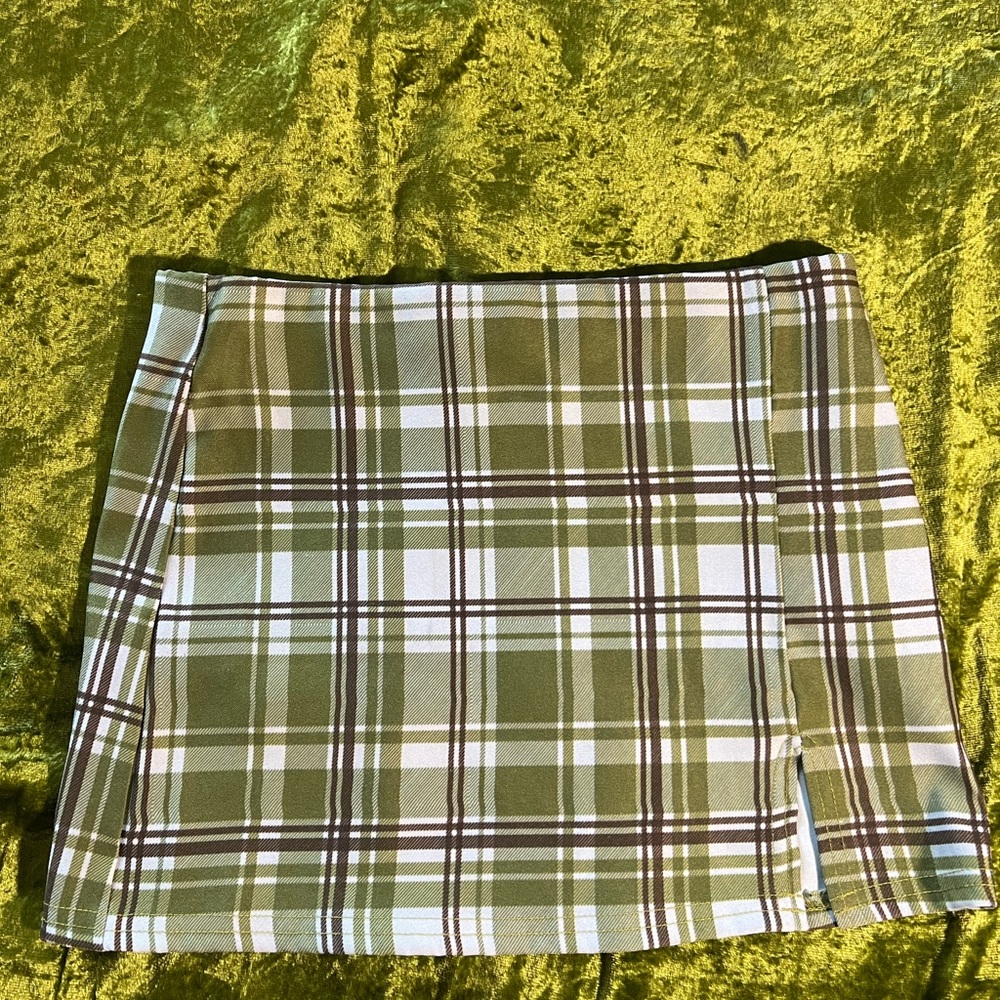 Super cute mini skirt form pretty little things